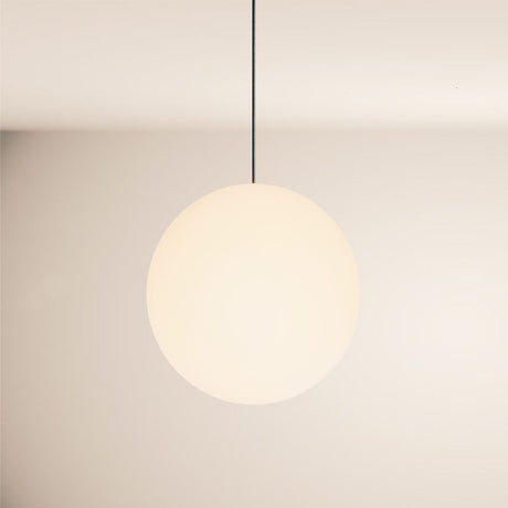 s.luce Lampada a sospensione Orb in vetro sfera in forma rotonda minimalista davanti a uno sfondo luminoso.