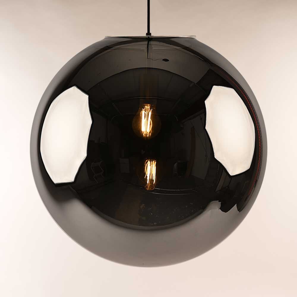 s.luce Lampada a sospensione Orb in vetro sfera in nero con lampadine visibili all'interno.