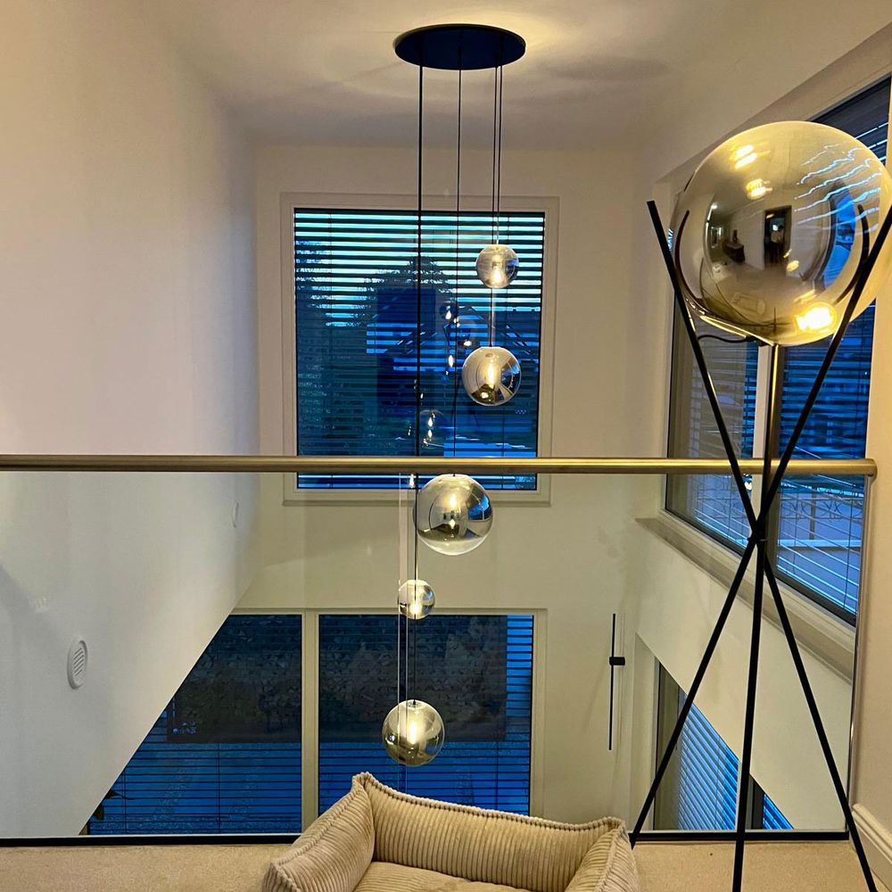 s.luce Lampada a sospensione Orb in vetro in un moderno soggiorno con design elegante e illuminazione raffinata.