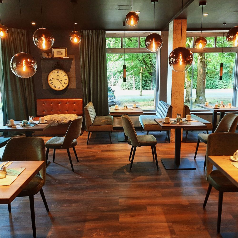 s.luce Lampada a sospensione Orb in vetro sfera in un ristorante moderno con atmosfera accogliente.