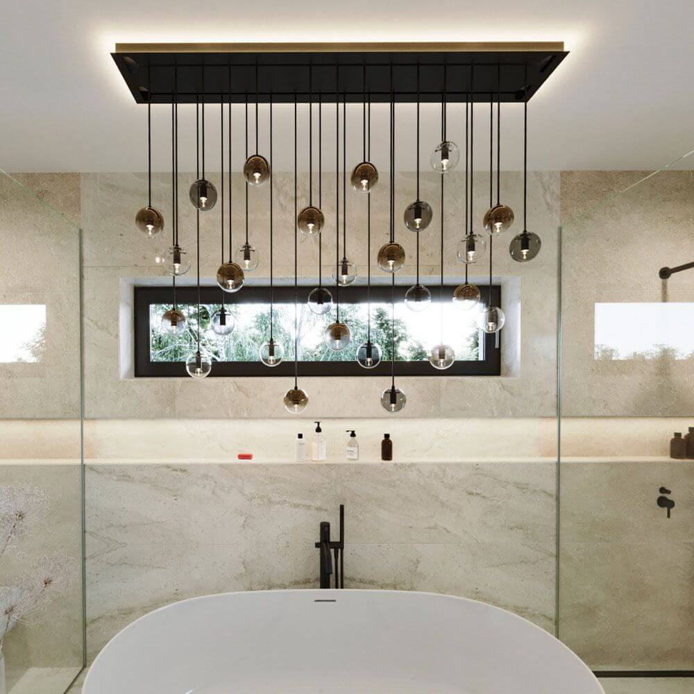 s.luce Orb Glaskugel Hängeleuchte in modernem Badezimmer über einer freistehenden Badewanne.