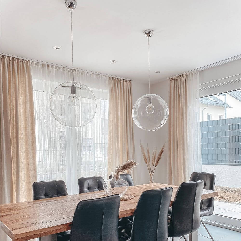 s.luce Orb Glaskugel Hängeleuchte in modernem Esszimmer mit Holzstisch und eleganten Stühlen