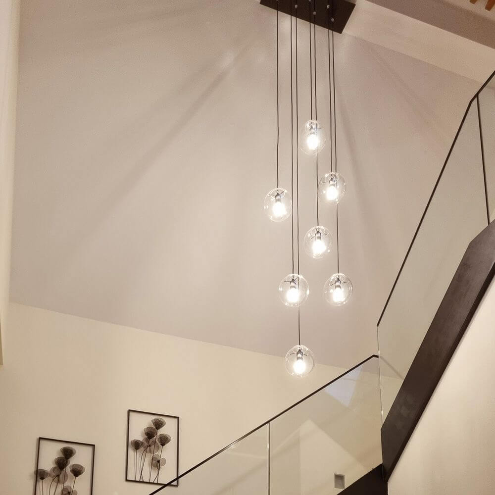 s.luce Orb Glaskugel Hängeleuchte in einem modernen Treppenhaus mit stilvollen Bildern an der Wand.