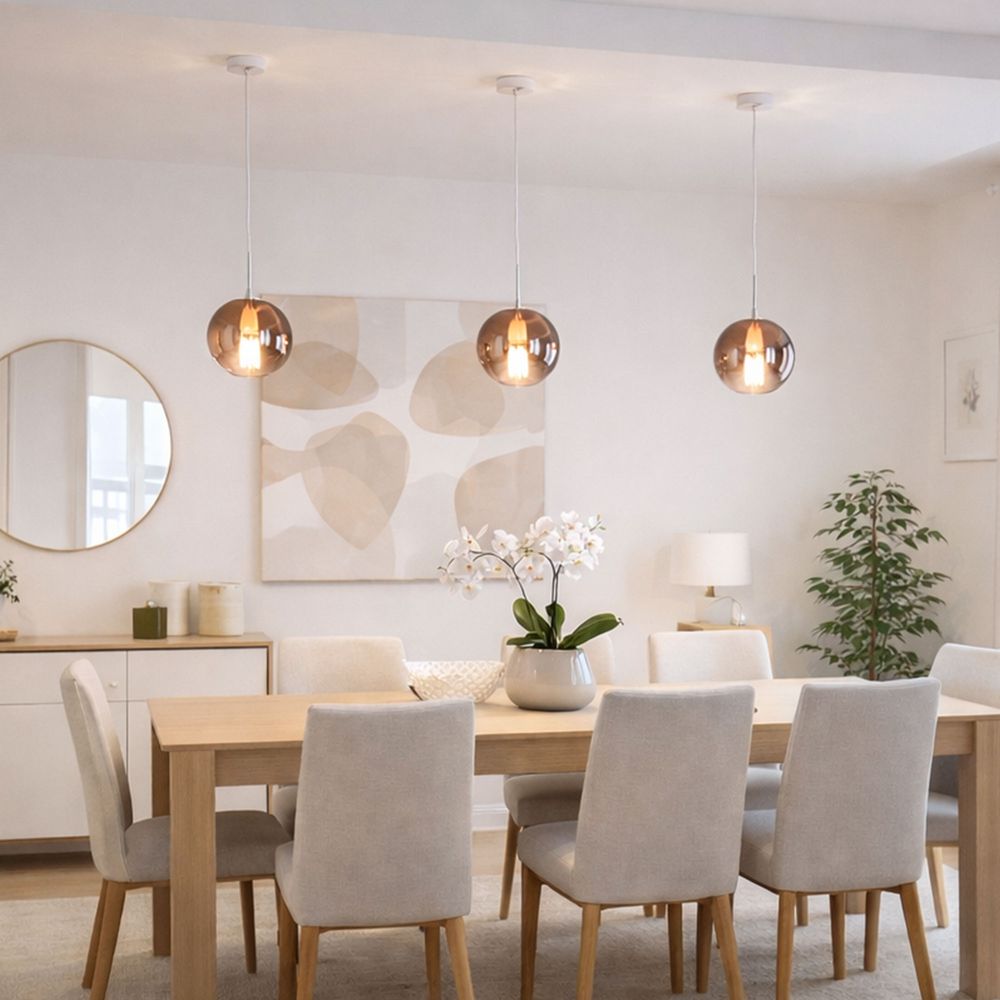 s.luce Orb Glaskugel Pendelleuchte Aufhängung 150cm Weiß in modernem Esszimmer mit Holzstuhl und Pflanzen