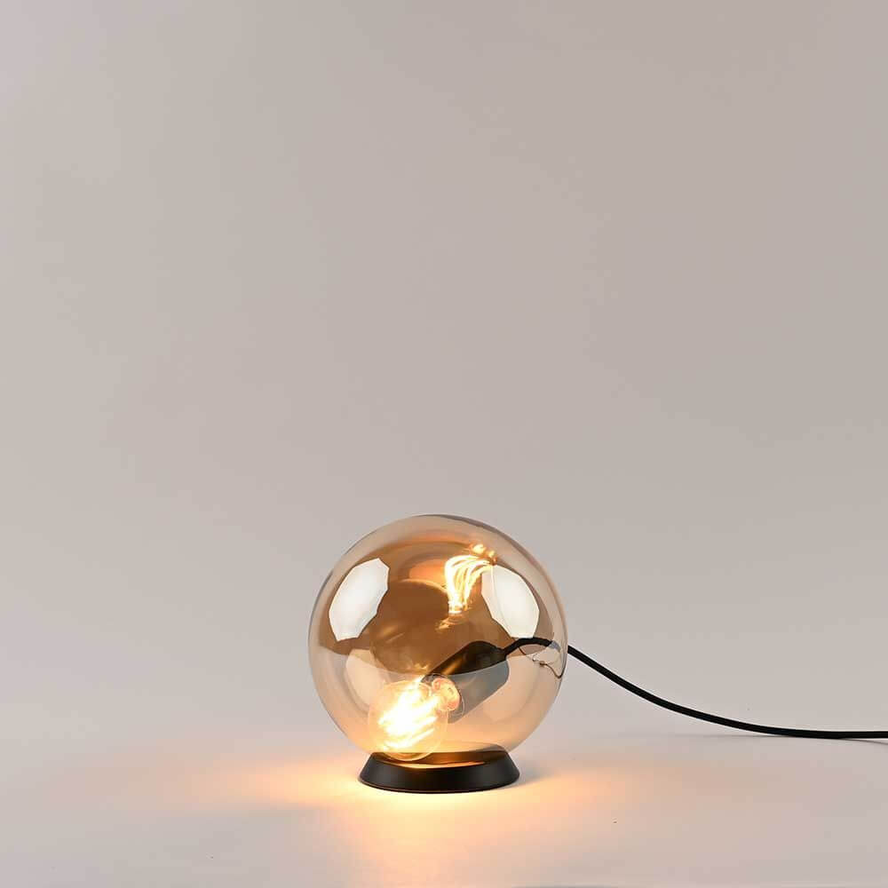 s.luce Orb Glaskugel Tischlampe mit minimalistischer Eleganz und einfachem schwarzen Metallring.