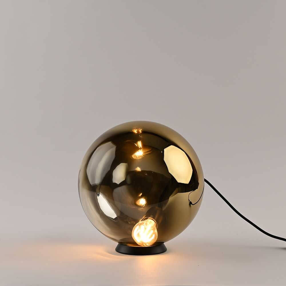 s.luce Orb Tischlampe aus Glaskugel auf schwarzem Metallring, minimalistische Eleganz, modernes Design.