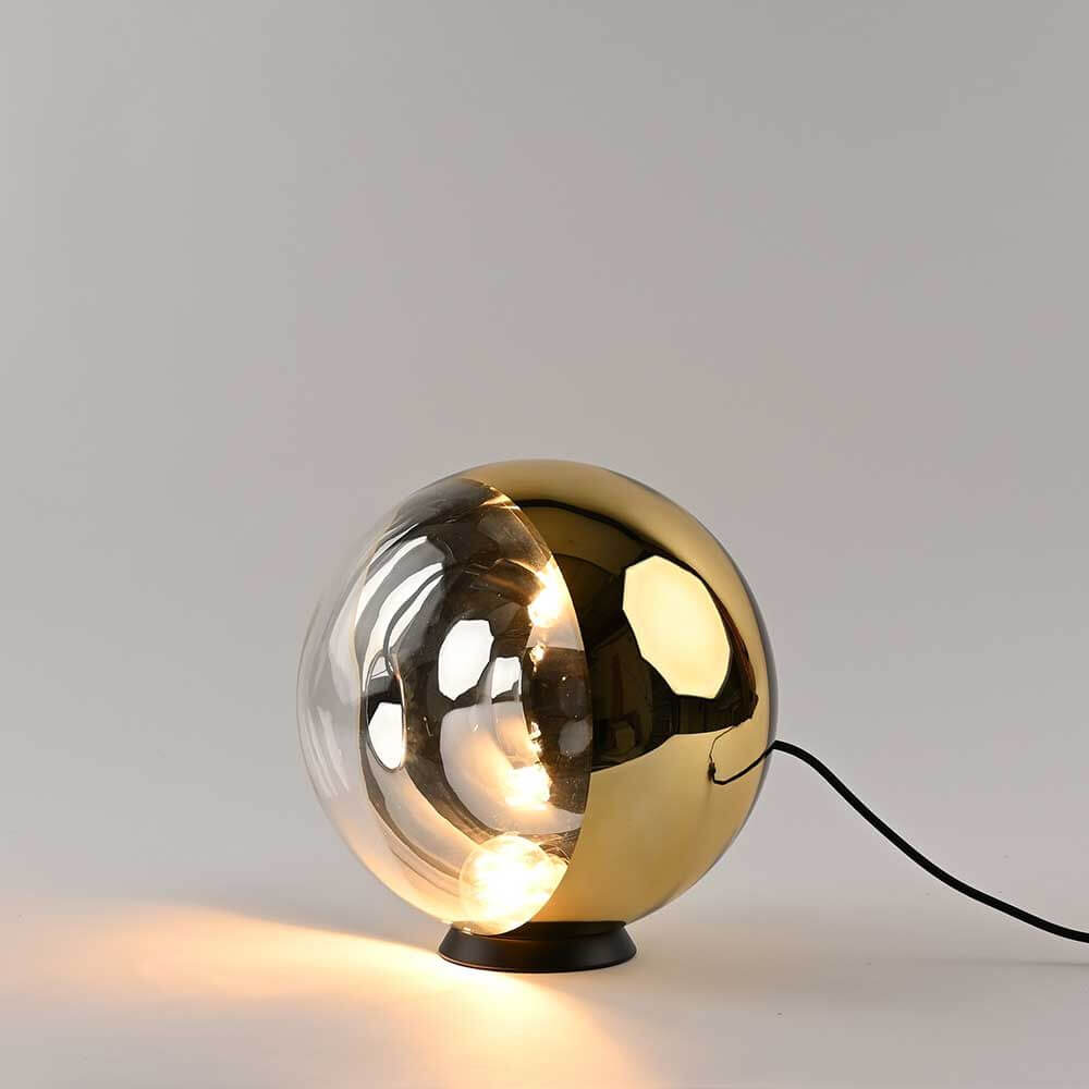 s.luce Orb Glaskugel Tischlampe in gold und klar, minimalistische Eleganz für jedes Zuhause.