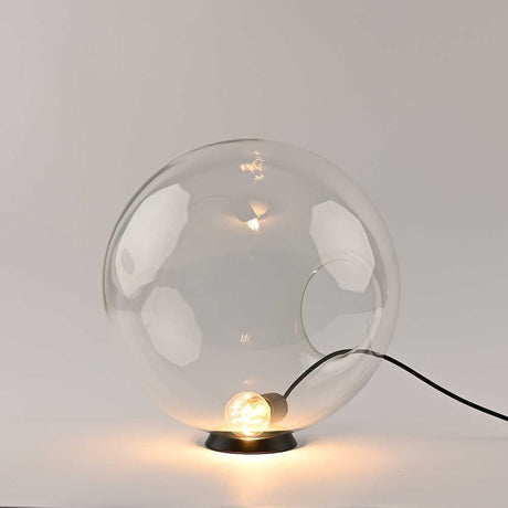 s.luce Orb Glaskuglebordlampe med gennemsigtig glaskugle og sort metalring.