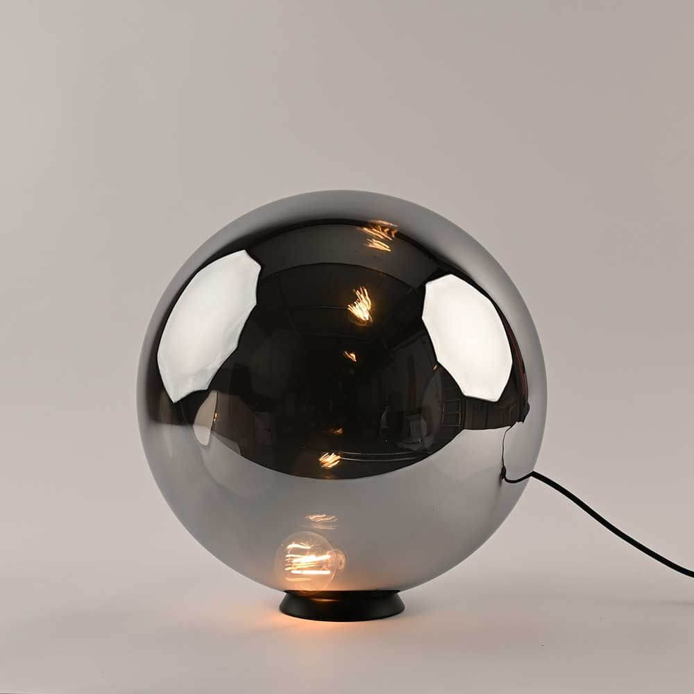 s.luce Orb Glaskugel Tischlampe in elegantem Design mit schwarzem Metallring, minimalistische Tischleuchte mit schimmernder Kugel.