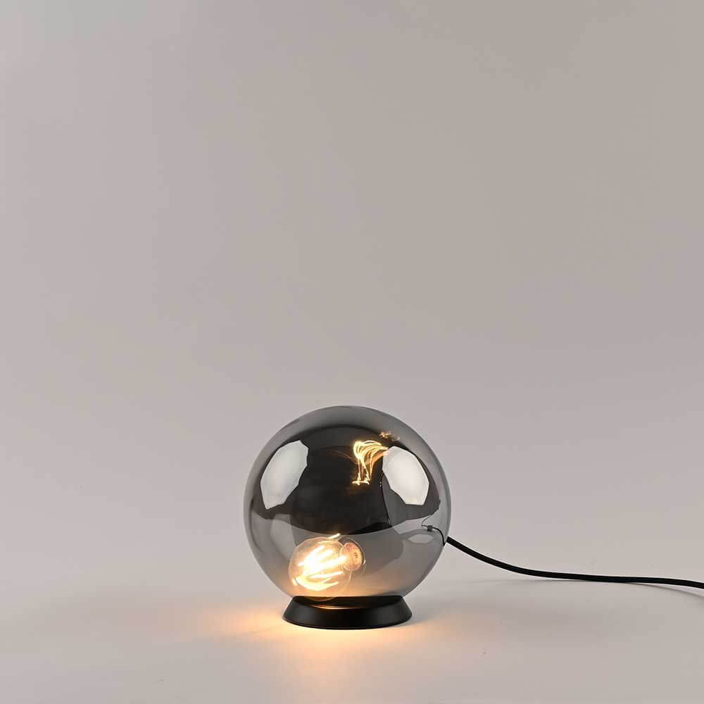 s.luce Orb Tischlampe mit gläserner glatter Kugel und schwarzem Metallring, minimalistische Eleganz.