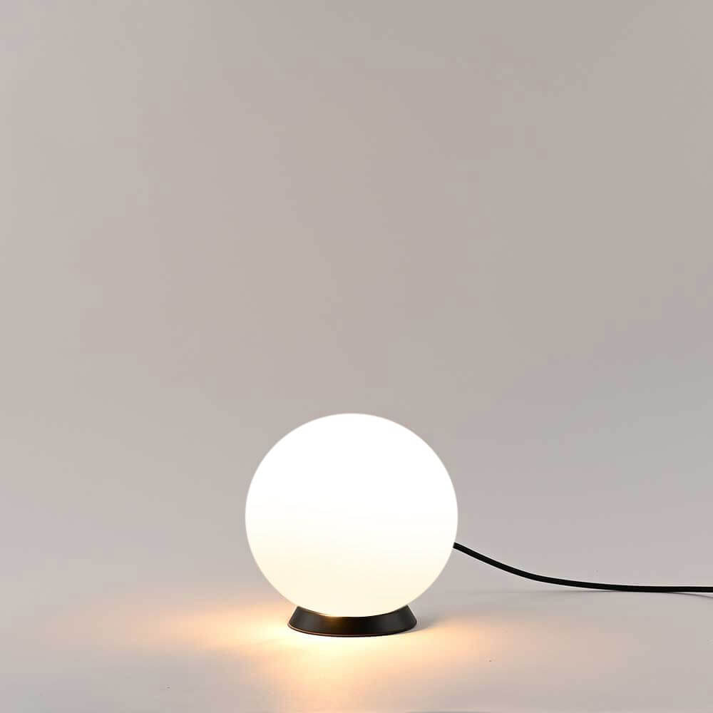 s.luce Orb Glaskugel Tischlampe in minimalistischen Design mit schwarzem Metallring, weiches Licht.