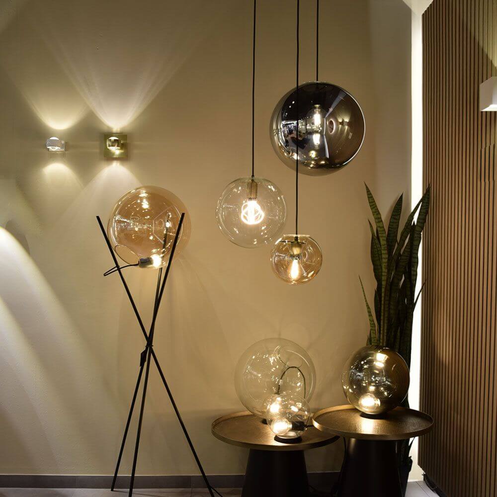 Moderne s.luce Orb Glaskugeln als Tischlampe und Pendelleuchten in stilvollem Wohnraum mit Pflanzen.