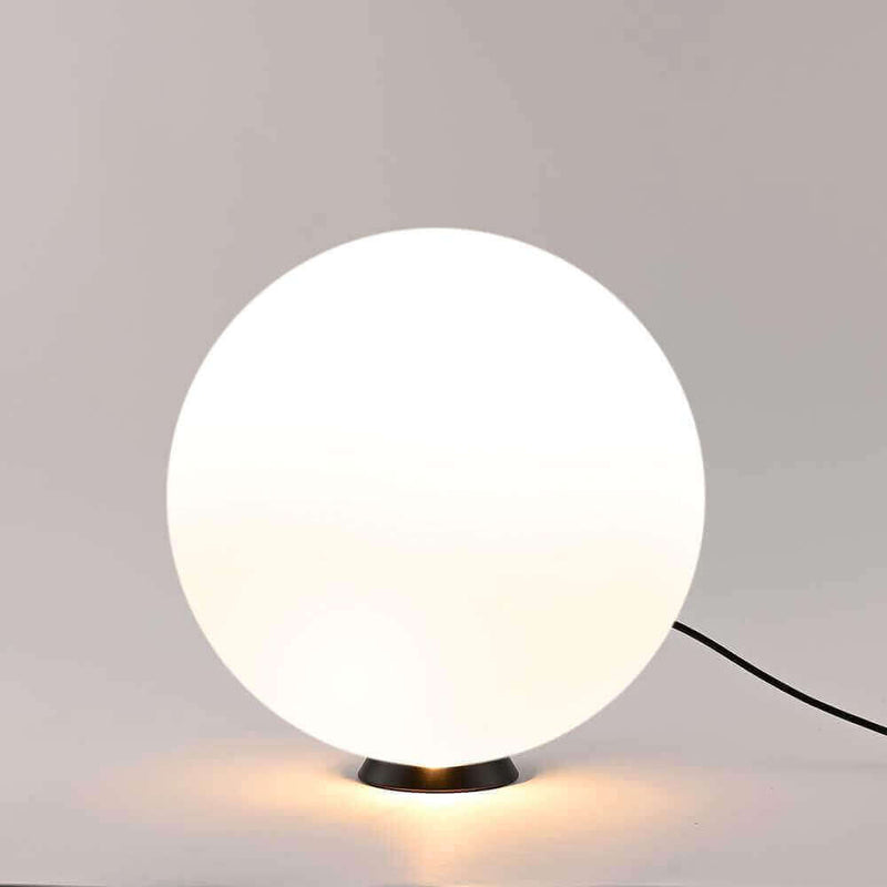 s.luce Orb Glaskugel Tischlampe auf schwarzem Metallring, minimalistisches Design, elegantes Licht für jeden Raum.