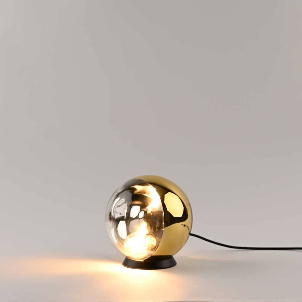 s.luce Orb Glaskugel Tischlampe in gold mit minimalistischem Design und schwarzem Metallring