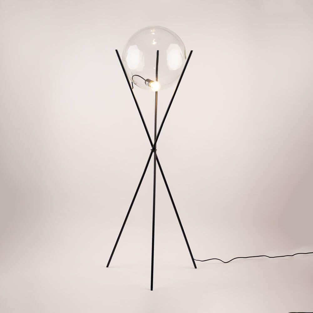 s.luce Orb Axis Glaskogel Vloerlamp Driepoot 160cm met elegant ontwerp en voetdimmer voor individuele lichtaanpassing.
