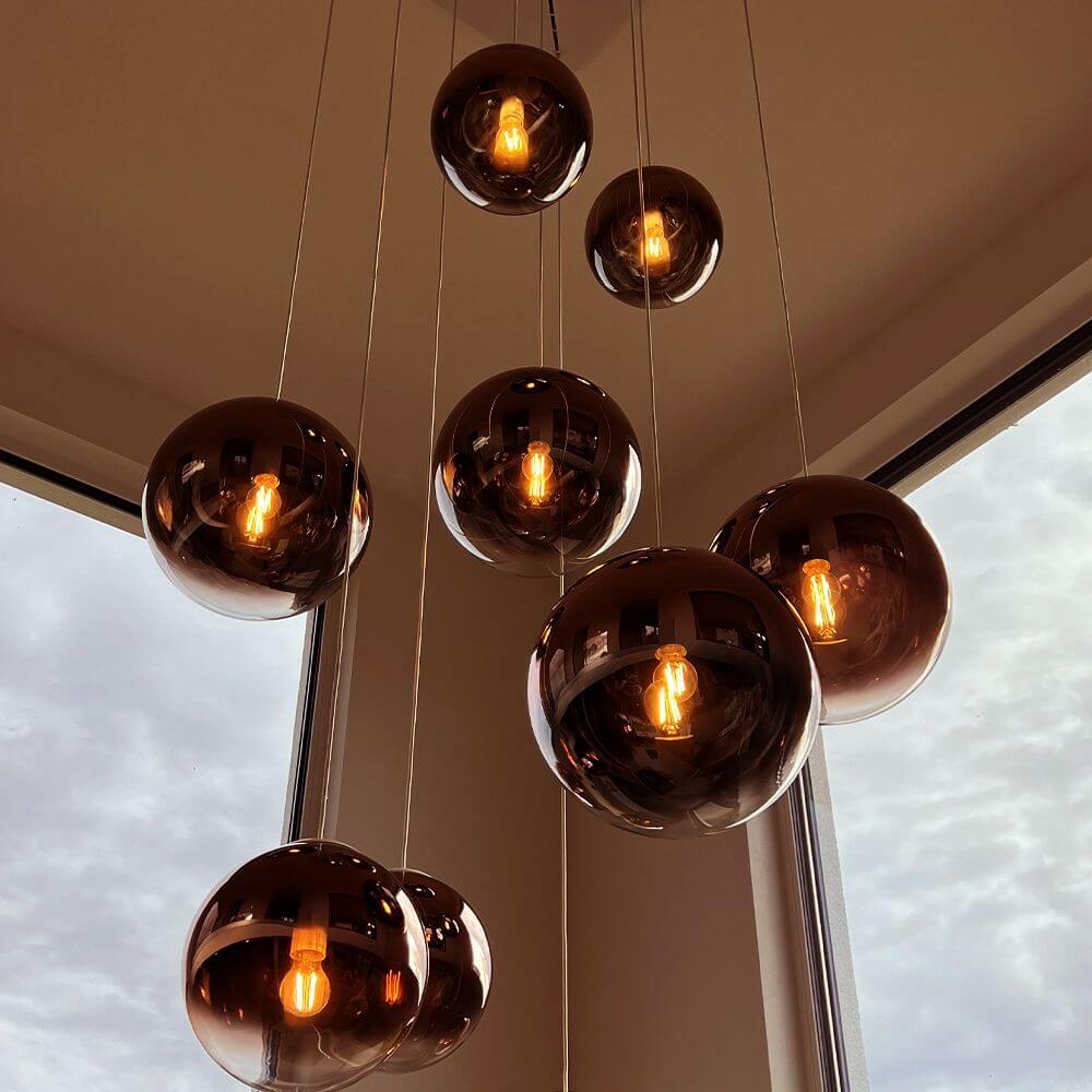 s.luce Orb XL Galerieleuchte 8-flammig mit Modular Baldachin – acht rauchglas Kugel-Hängeleuchten im Galerie-Setup, seifenblasenhaftes Design