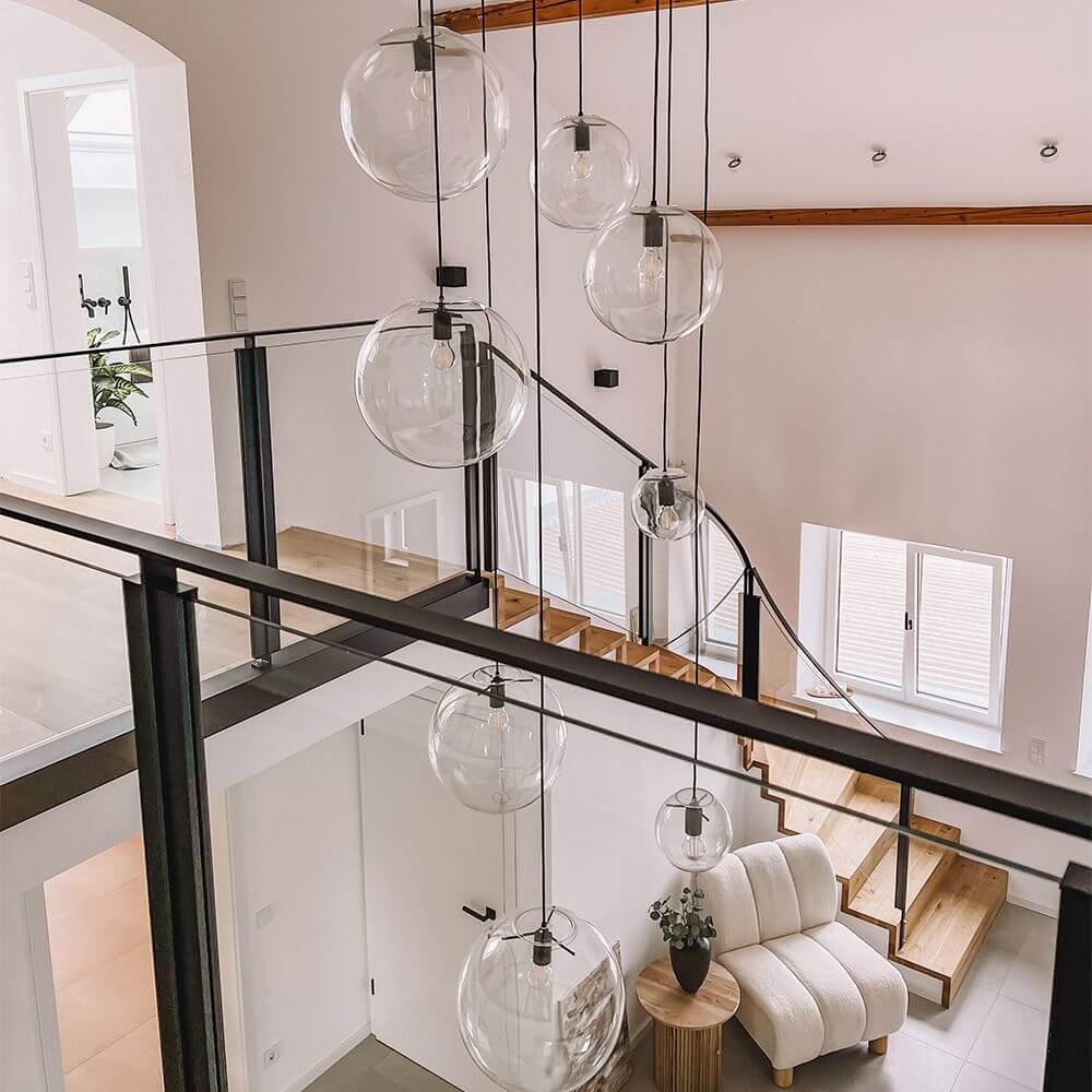 s.luce Orb XL Galerieleuchte 8-flammig mit Modular Baldachin in modernem Raumdesign.