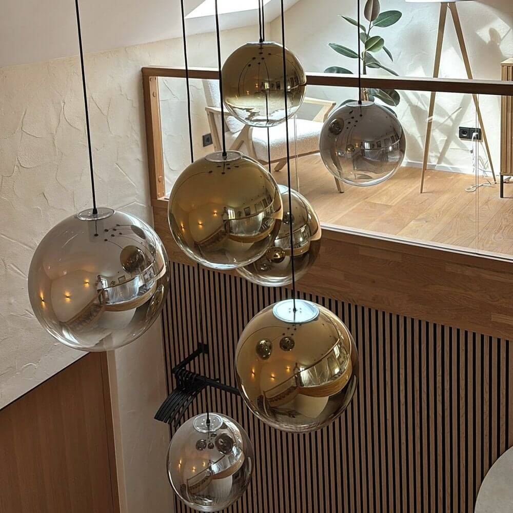 s.luce Orb XL Galerieleuchte 8-flammig mit Modular Baldachin, schwebende Glaskugelleuchten in gold und silber.