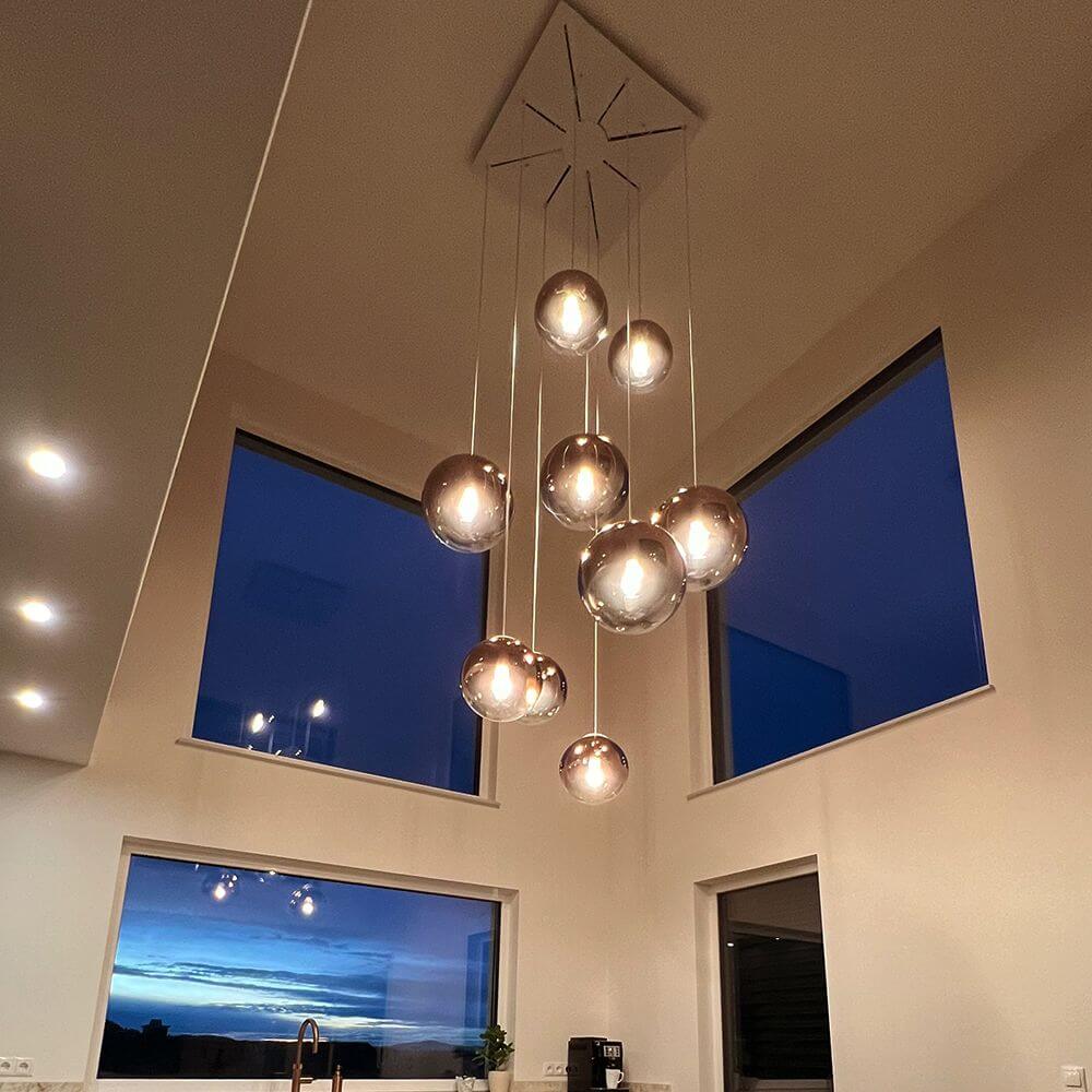 s.luce Orb XL Galerieleuchte 8-flammig mit Modular Baldachin in einer modernen Wohnumgebung