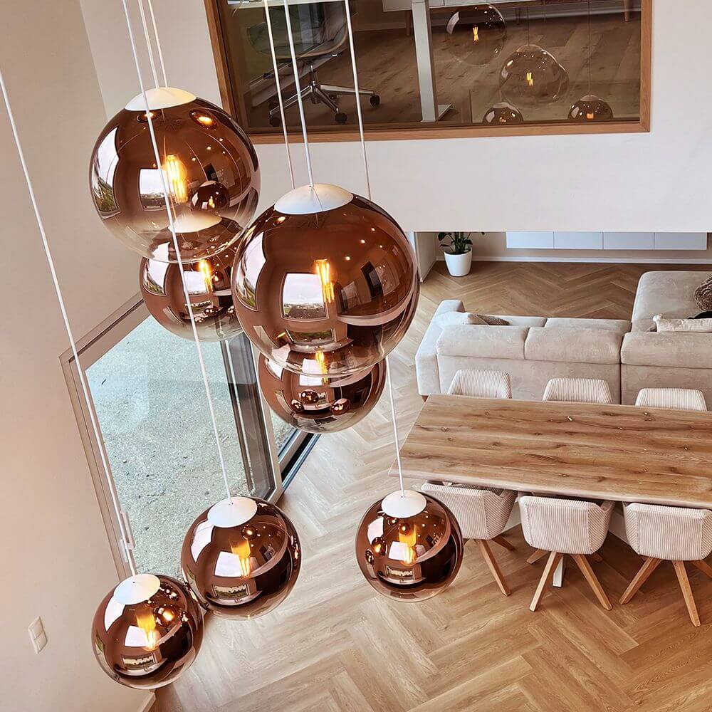 s.luce Orb XL Galerieleuchte 8-flammig mit Modular Baldachin in modernem Wohnraum über Esstisch.