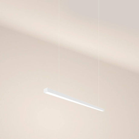 s.luce Oris LED-Linienleuchte Büro-Pendellampe XL nach Maß 4000K hängt elegant von der Decke.