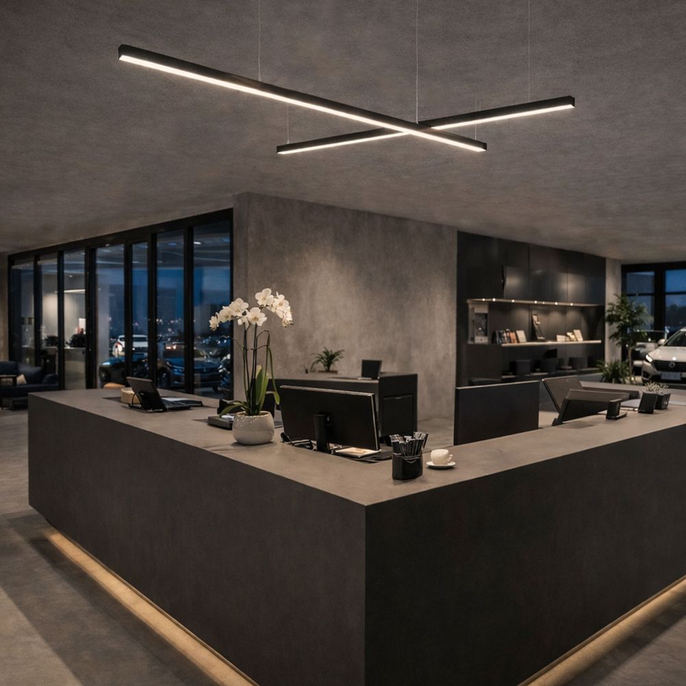 s.luce Oris LED-Linienleuchte Büro-Pendellampe XL nach Maß 4000K über modernem Empfangstresen in Büro.