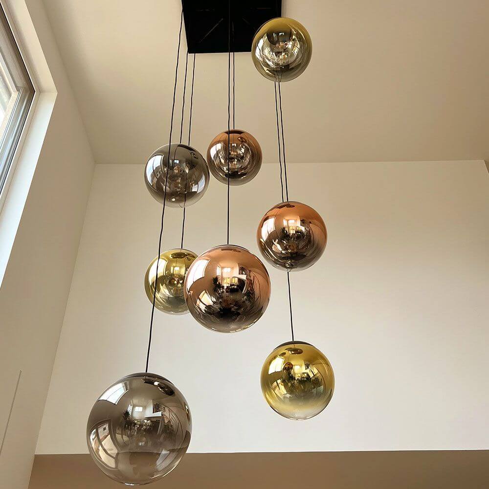 s.luce Progress Galerieleuchte mit bunten Glaskugeln in modernem Design und eleganter Abhängung.