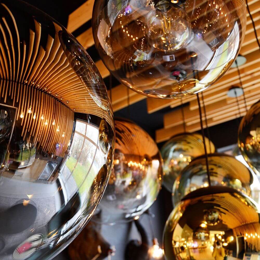 s.luce Progress Pendelleuchte aus Glas mit Farbverlauf, modernes Design und elegante schwarze Abhängung.