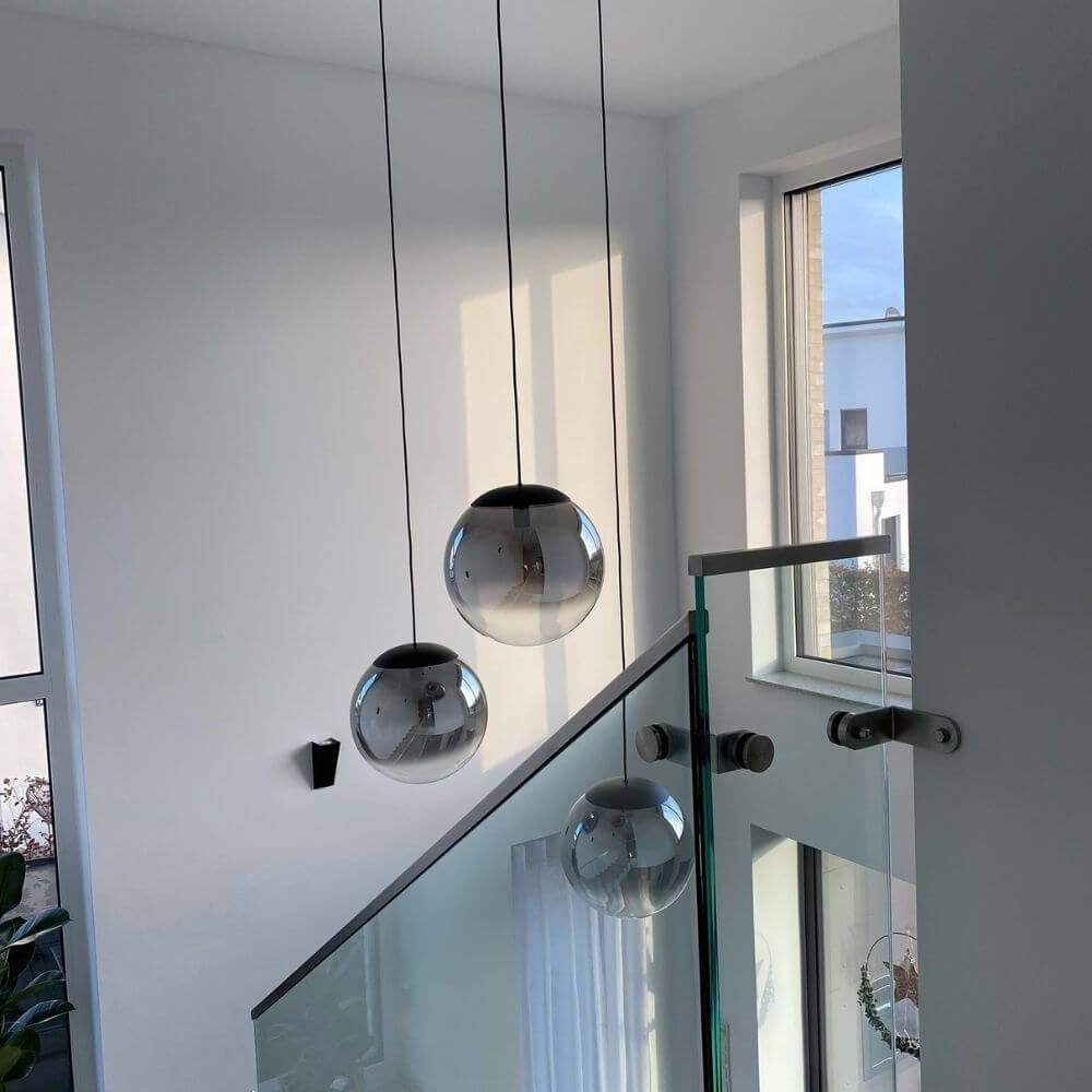 s.luce Progress Pendelleuchte mit Glaskugeln in modernen Farben, elegante schwarze Abhängung in stilvollem Ambiente.