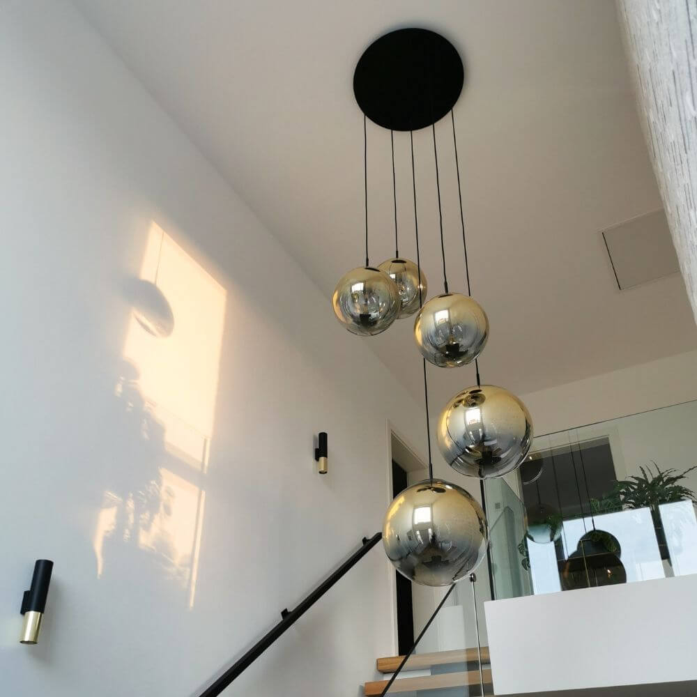 s.luce Progress Pendelleuchte mit Glaskugeln und elegantem Farbverlauf im modernen Wohnraum.