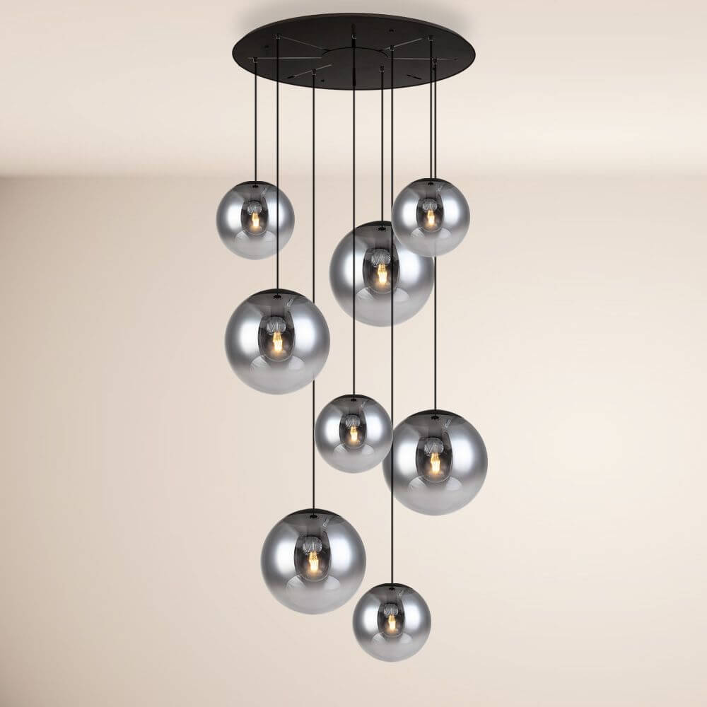 s.luce Progress XL Galerieleuchte 8-flammig mit Modular Baldachin mit eleganten Glaskugeln an schwarzer Aufhängung.