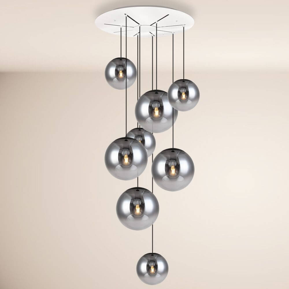 s.luce Progress XL Galerieleuchte 8-flammig mit Modular Baldachin, elegante Glaskugeln in Silber, schwebend im Raum.