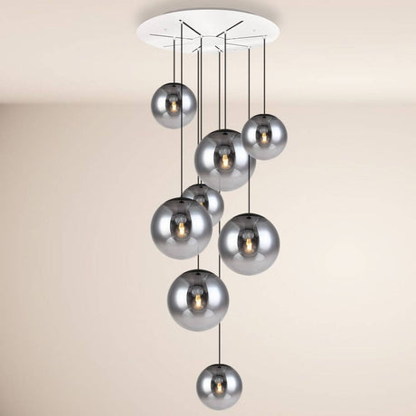 s.luce Progress XL Galerieleuchte 8-flammig mit Modular Baldachin, elegante Glaskugeln in Silber, schwebend im Raum.