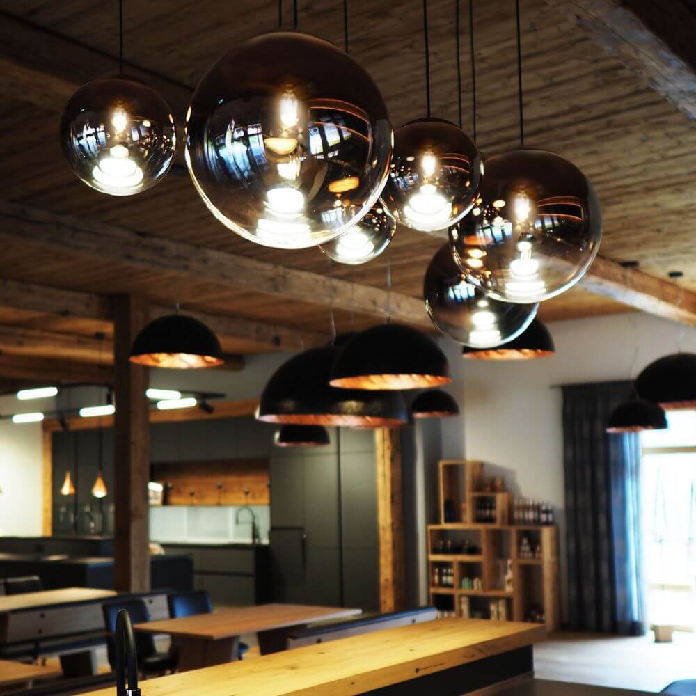 s.luce Progress XL Galerieleuchte 8-flammig mit Modular Baldachin in stilvollem Interieur