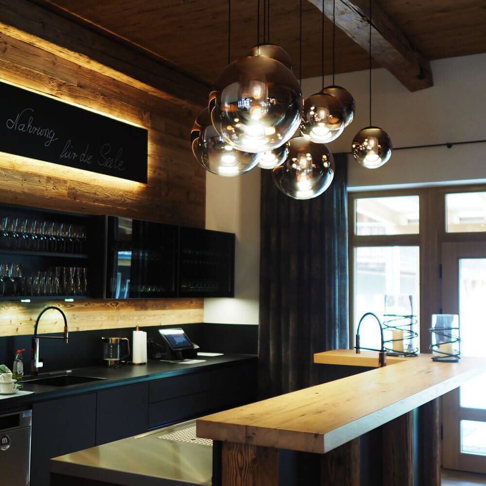 s.luce Progress XL Galerieleuchte 8-flammig mit Modular Baldachin in stilvollem Küchenambiente.