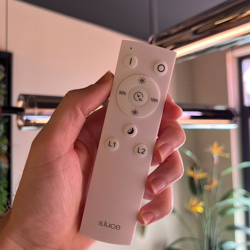 Fernbedienung für intelligente Beleuchtung, mit Lichteinstellungen und Steuerungstasten, in Hand gehalten.