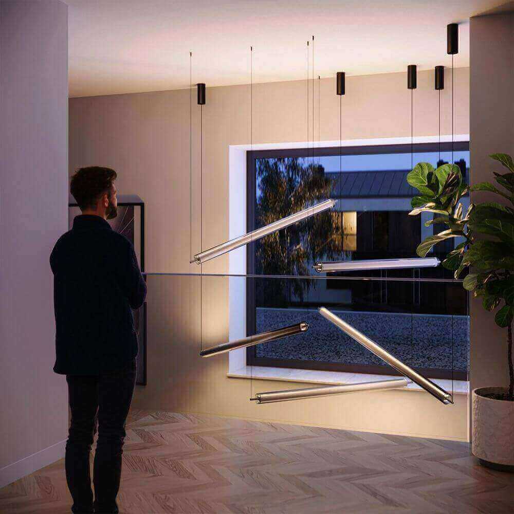 Moderne hängende Beleuchtung und heimische Atmosphäre beim Betrachten eines Fensters.