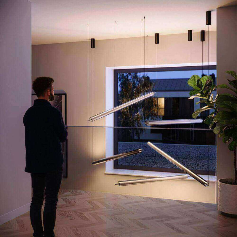 Moderne hängende Beleuchtung und heimische Atmosphäre beim Betrachten eines Fensters.