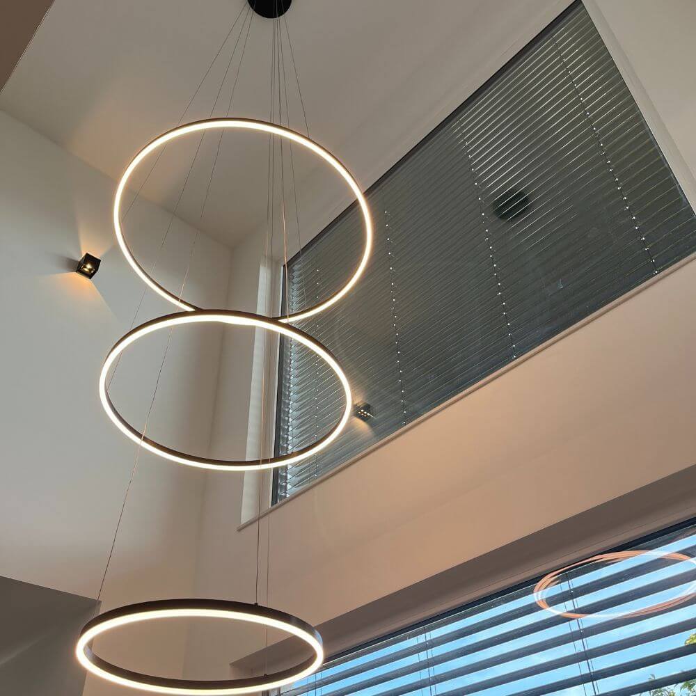 s.luce LED Ring Pendellampe in modernem Design mit drei Lichtringen und eleganter Abhängung.