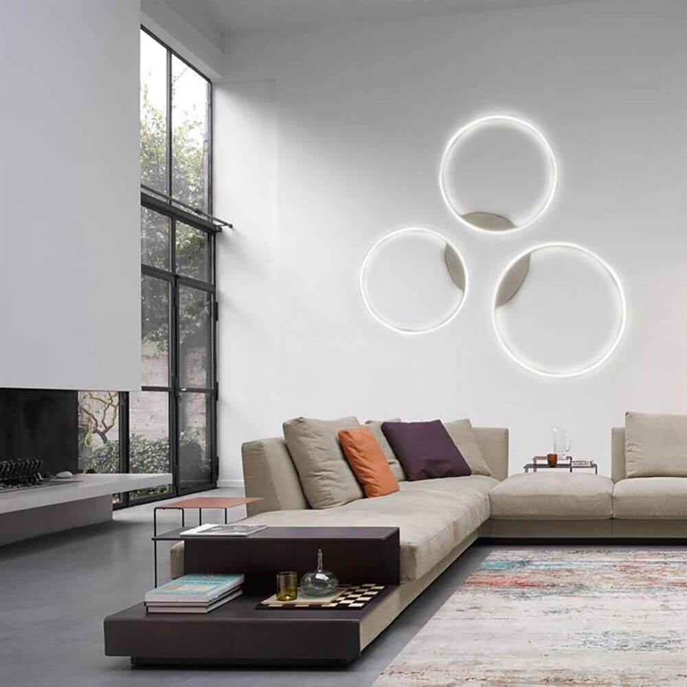 s.luce LED Ring Wandlamp & Plafondlamp Dimbaar modern rond in moderne woonkamer met bank en elegante verlichting.