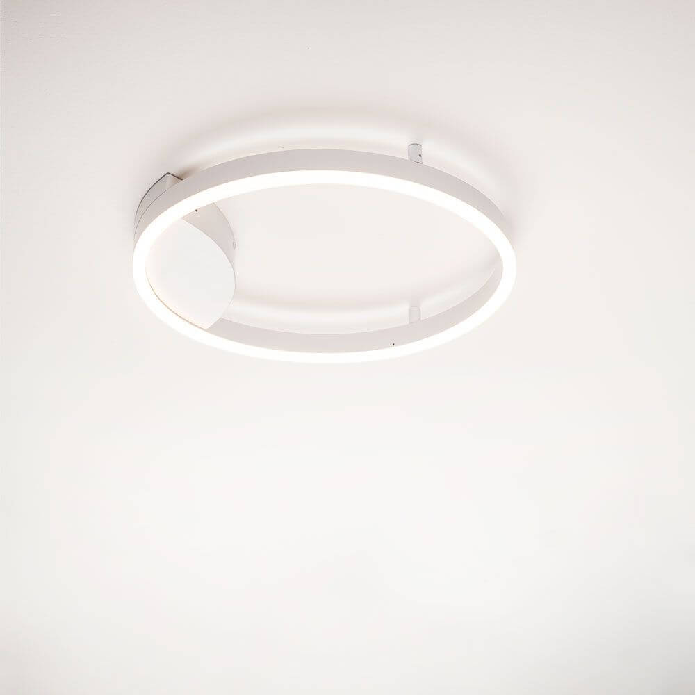 s.luce LED Ring Wandlamp & Plafondlamp Dimbaar modern rond aan een witte plafond gemonteerd, modern ontwerp.