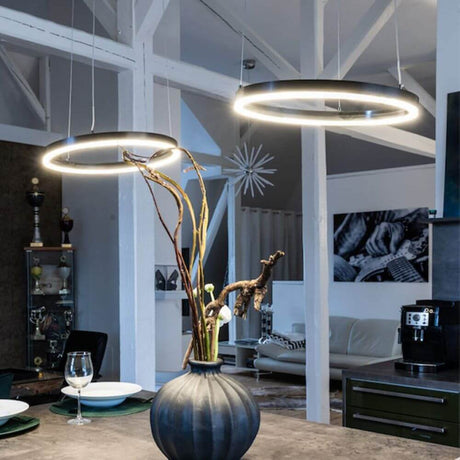 s.luce Ring 40 LED-Hängelampe Direkt 5m in modernem Design über einem Tisch mit einer Vase.