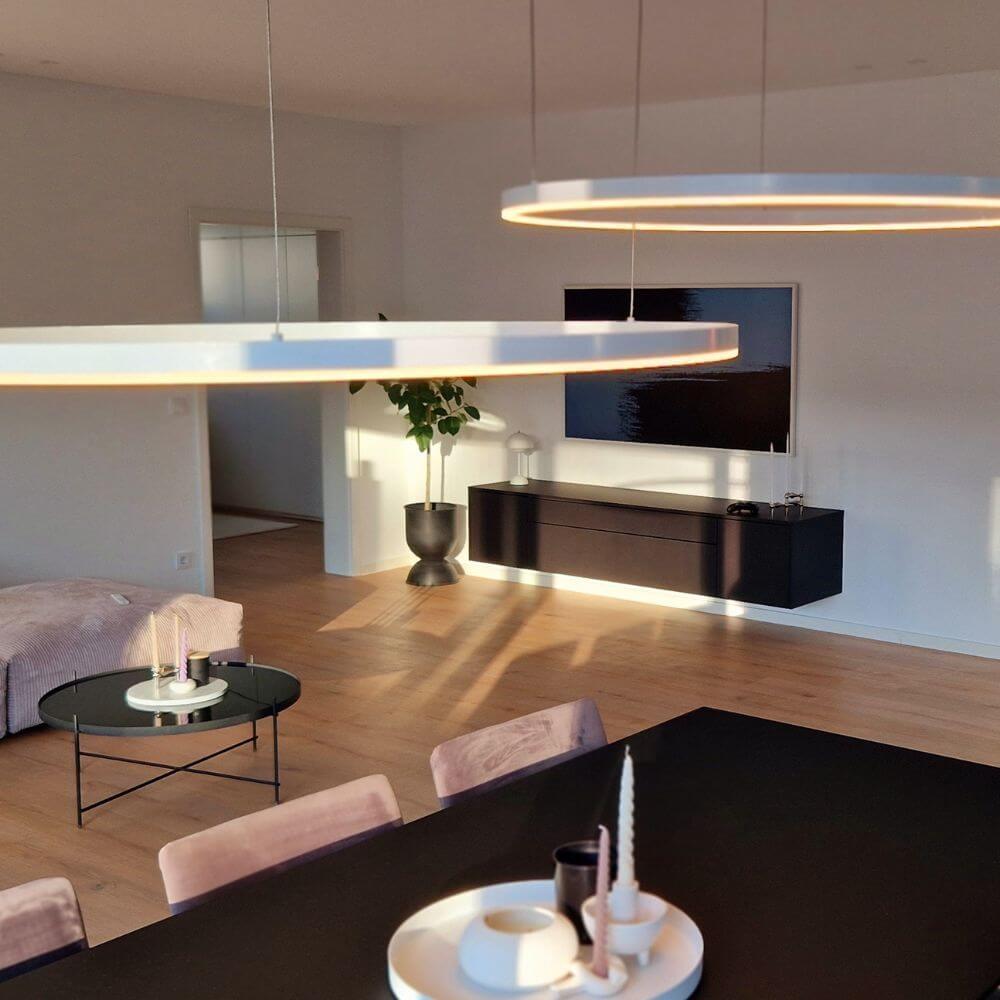 s.luce LED-renkaiden riippuvalaisin Ø 40 cm modernissa asuintilassa tyylikkäällä sisustuksella.