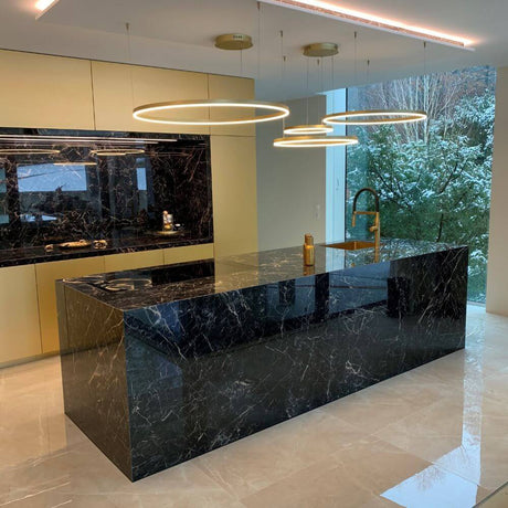 s.luce LED Ringpendellampa Ø 40 cm över en elegant köksö i svart marmor.