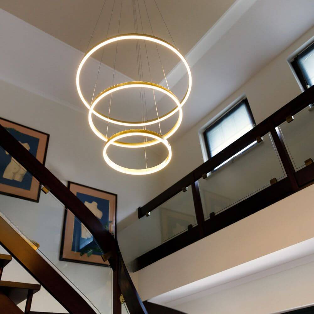 s.luce LED Ring Pendelleuchte Ø 40cm in modernem Treppenhaus mit drei Ringen.