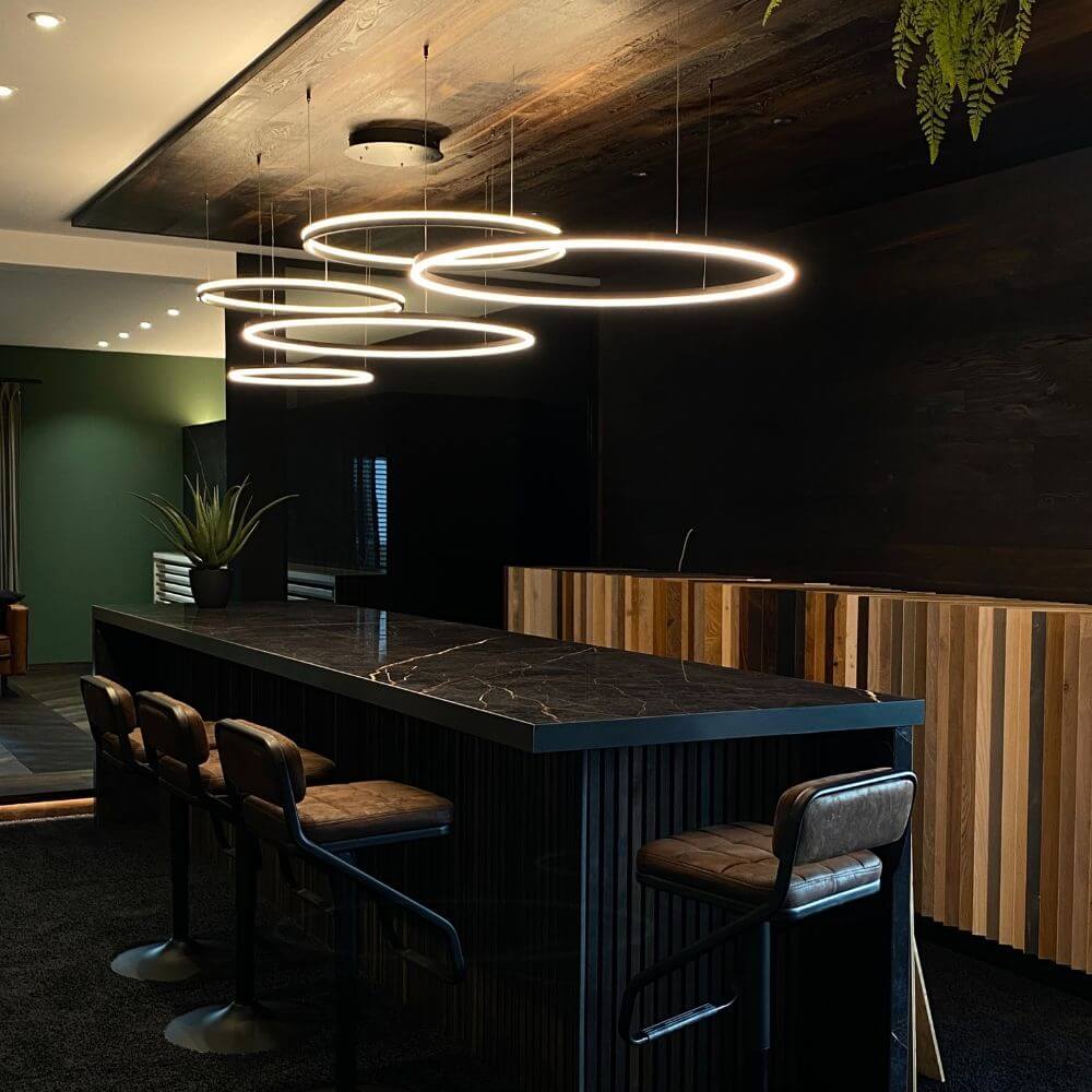 s.luce LED Ring Pendelleuchte Ø 40cm über einer stilvollen Küchenbar in modernem Interieur