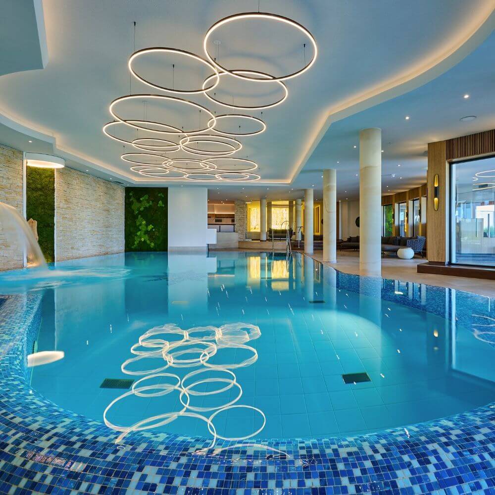 s.luce LED Ring Hängelampe über einem Pool in elegantem, modernem Ambiente mit zeitlosem Design.