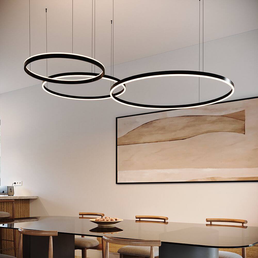 s.luce LED Ring Hängelampe in schwarz, 3 Ringe über einem Essz Tisch, modernes minimalistisches Design.
