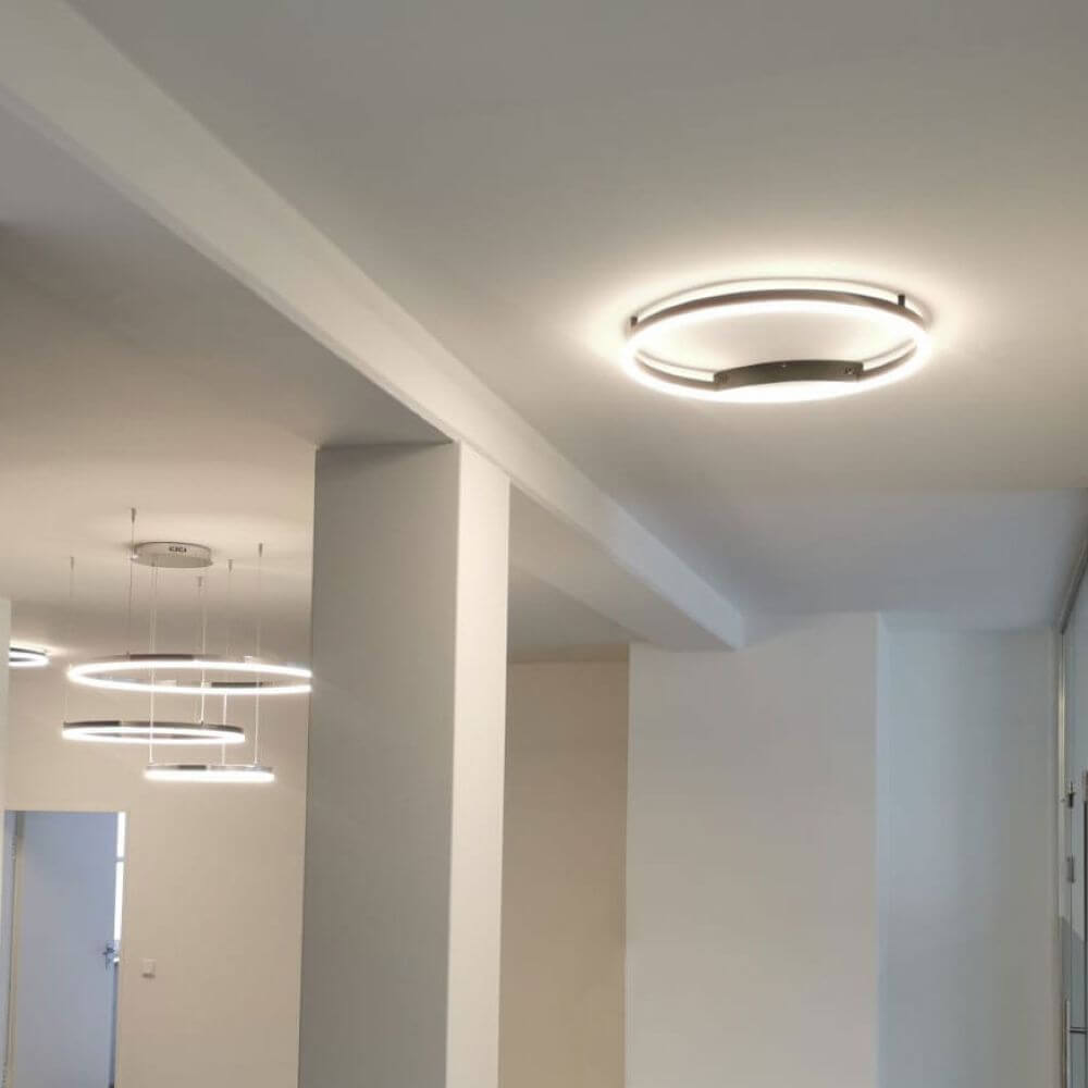 Moderne s.luce Ring Deckenleuchte mit LED-Technik in minimalistischer Umgebung, ideal für zeitgemäße Raumgestaltung.