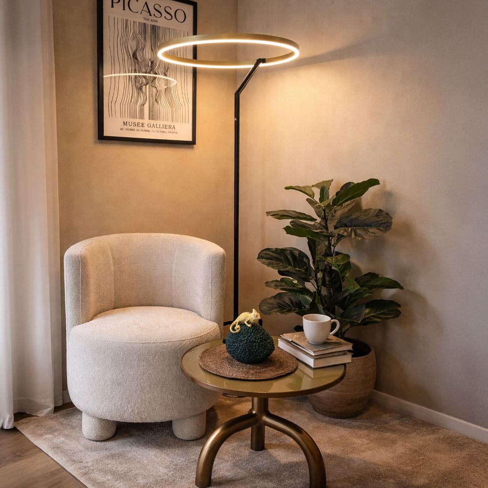 s.luce Ring LED-gulvlampe Ø 60 cm med touchdimmer i den moderne stuen med lenestol, sidebord og stueplante